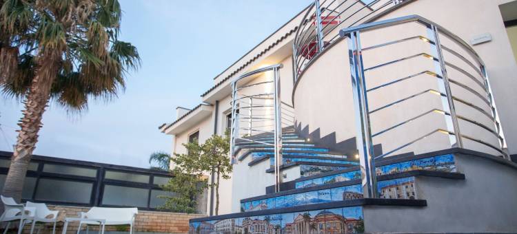 梦神怀抱家庭旅馆(Tra le Braccia di Morfeo)图片