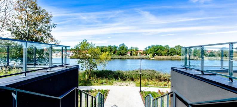 带河景的公寓，含桑拿和室内泳池(Apartment with Swimming Pool in Dziwnów)图片