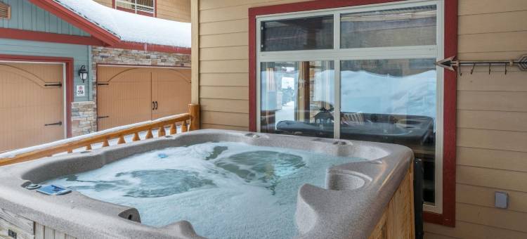 I Spy - 舒适的宠物友好型，滑雪入/滑雪出公寓，带私人热水浴缸(I Spy - Cozy Pet Friendly, Ski in/Ski Out Condo with Private Hot Tub)图片