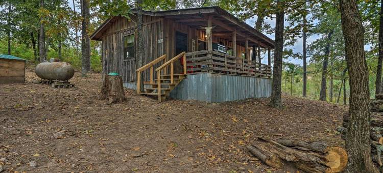 赖特城小木屋，带火坑+森林景观！(Wright City Cabin w/ Fire Pit + Forest Views!)图片
