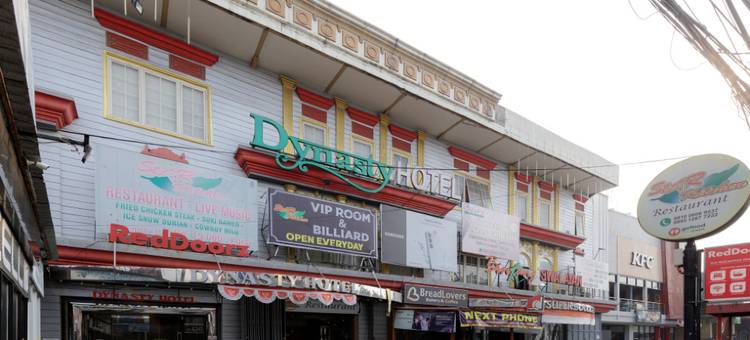 红多兹Plus酒店-近新邦提加特里塔亚萨芝勒贡(RedDoorz Plus Near Simpang Tiga Tritayasa Cilegon)图片