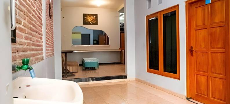 红多兹酒店-近梭罗阿迪苏西普托街(RedDoorz Near Jalan Adi Sucipto Solo)图片