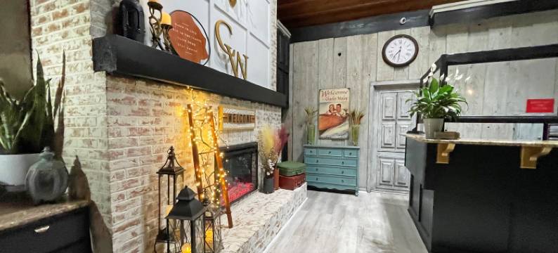 布罗肯鲍查尔斯韦斯利汽车旅馆(Charles Wesley Motor Lodge Downtown Broken Bow- Hochatown)图片