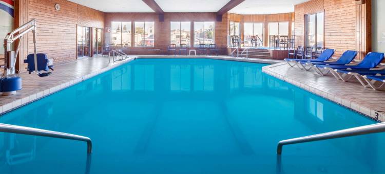 麦基诺市水滨华美达酒店(Ramada by Wyndham Mackinaw City Waterfront)图片