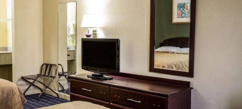 普利茅斯 64 号高速公路罗德威套房酒店(Rodeway Inn & Suites Plymouth Hwy 64)图片