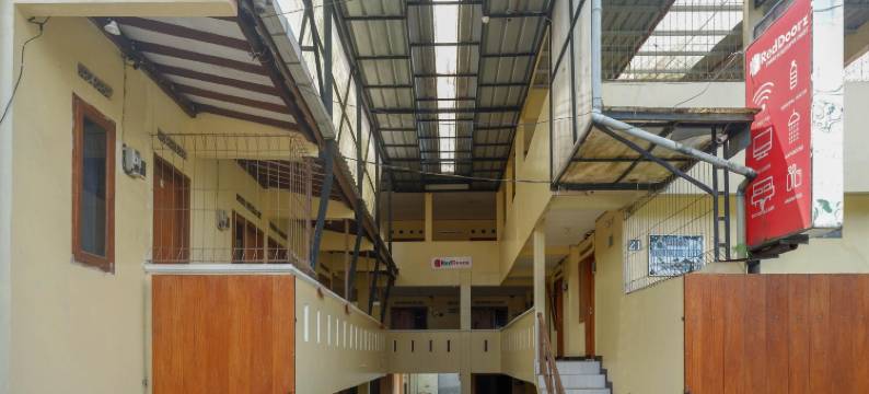 红多兹伊斯兰酒店-近GOR萨特里亚4号(RedDoorz Syariah Near Gor Satria 4)图片