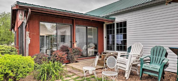 Lyndonville住宅，带有火炉，带屏风的露台和空调(Lyndonville Home w/ Fire Pit, Screened Patio & A/C)图片