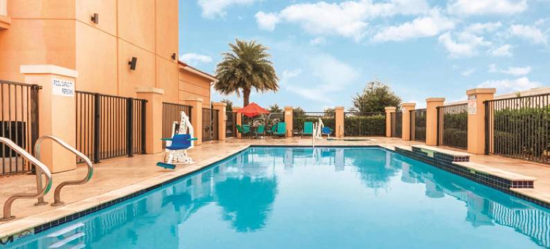 休斯敦布什国际机场东拉昆塔温德姆套房酒店(La Quinta Inn & Suites by Wyndham Houston Bush Intl Airpt E)图片