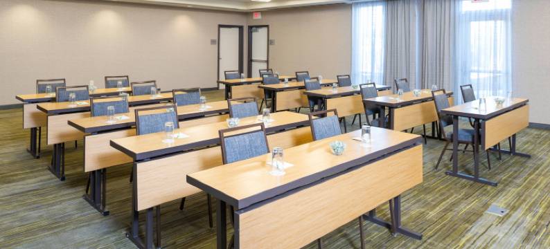 密尔沃基机场万怡酒店(Courtyard Milwaukee Airport)图片