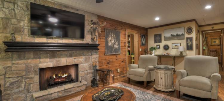 Hot Tub and Cozy Deck - Charming Log Cabin Retreat图片