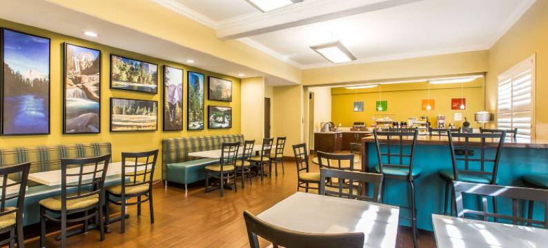 弗雷斯诺河滨公园舒适套房酒店(Comfort Suites Fresno River Park)图片