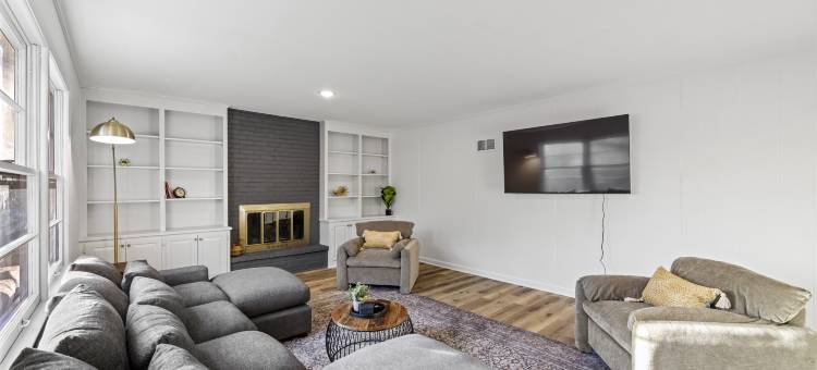 Fenced Backyard and Spacious Living Areas - Stylish Boho Escape图片