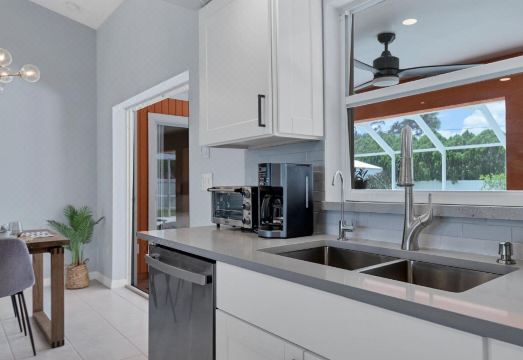 7483 Ebro Hotel Overview