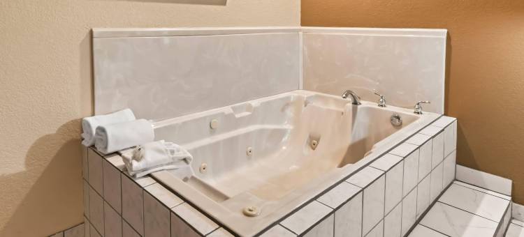 格兰伯里凯艺套房酒店(Quality Inn & Suites Granbury)图片