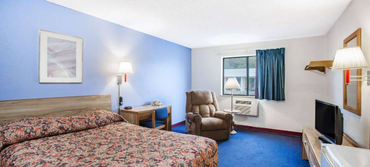 温泉城温德姆速8酒店(Super 8 by Wyndham Hot Springs)图片