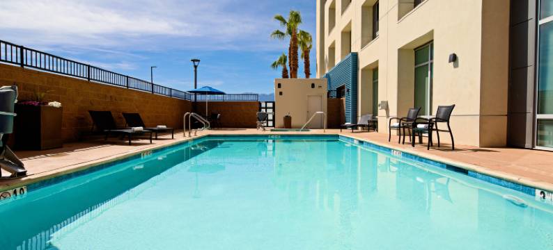 棕榈沙漠千禧智选假日套房酒店(Holiday Inn Express & Suites PALM DESERT - MILLENNIUM by IHG)图片