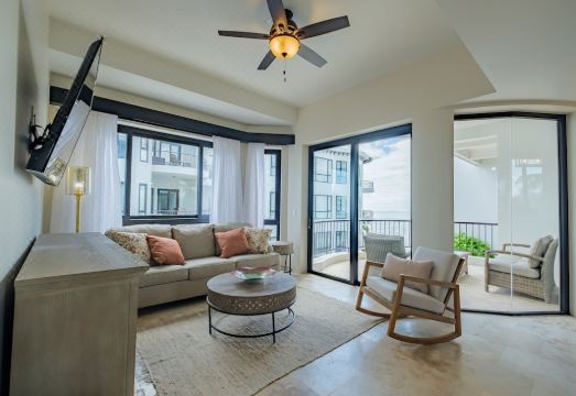 Diamante Beachfront Suites 钻石海滨套房(Diamante Beachfront Suites) Hotel Overview