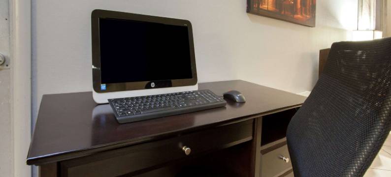 门罗西速8酒店(Super 8 by Wyndham Monroe West)图片