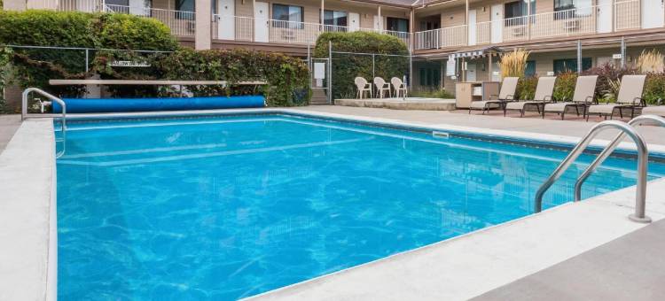 基洛纳速8酒店(Super 8 by Wyndham Kelowna BC)图片