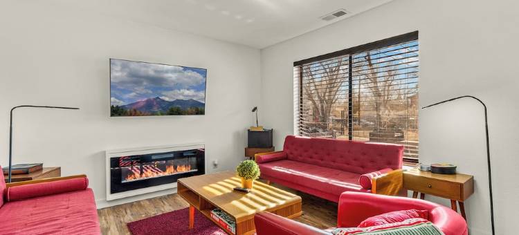 Blushing Bungalow w/AC, Fenced Yard, W/D, Garage, Fast WiFi, 3 Samsung Smart TVs图片
