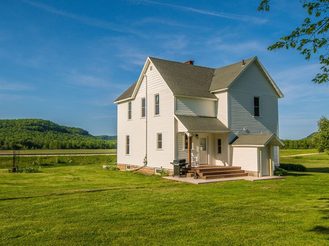 3 Peaks Farmhouse- Beautiful Remodel with Scenic Views + Root River Trail access