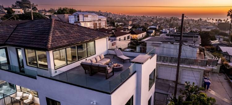 Newly Remodeled Mansion with Breathtaking 300° Views! AC, Parking, Spacious!图片