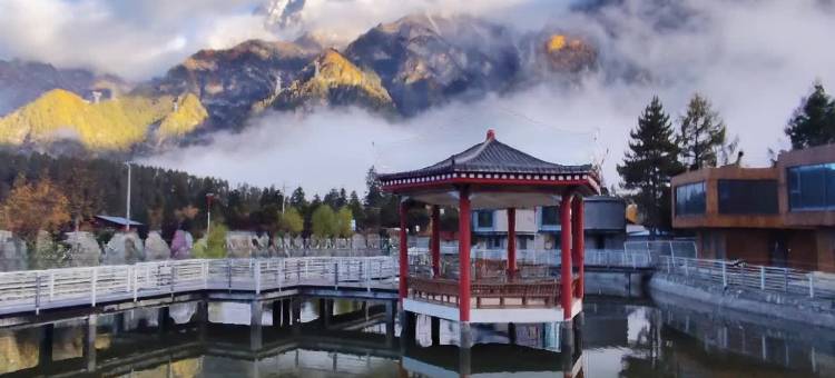 朗秋泊岸山居图片