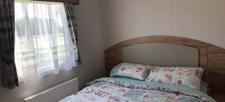 林肯郡可爱的3床篷车配有热水浴缸(Lovely 3-Bed Caravan with Hot Tub in Lincolnshire)图片