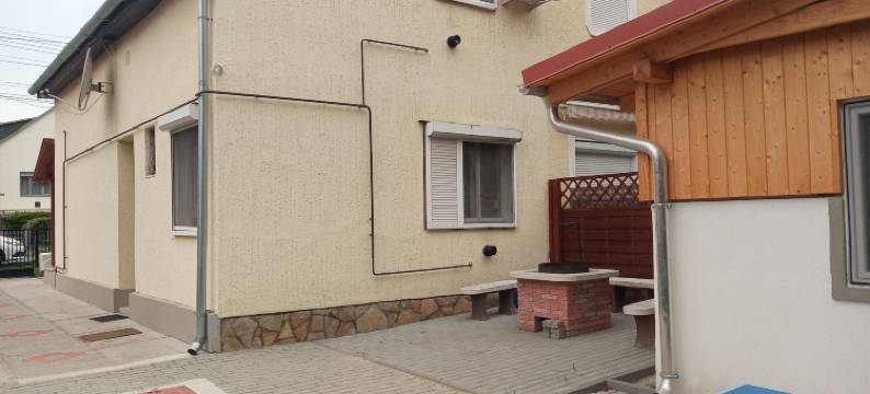 在Fonyód的一整栋带花园的度假房，可供2-10人使用(A Whole Holiday House with a Garden in Fonyód for 2-10 Persons)图片