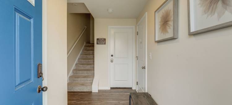 阳光明媚的米尔福德联排别墅距离Riverwalk <2英里！(Sunlit Milford Townhome < 2 Mi to Riverwalk!)图片