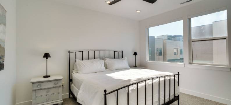 带阳台的现代化普罗沃市中心联排别墅！(Modern Downtown Provo Townhome w/ Balcony!)图片