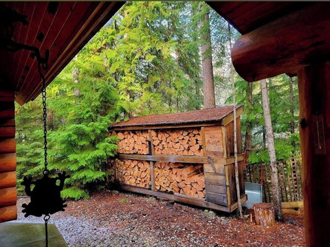 Creek side log cabin in the woods -dog friendly