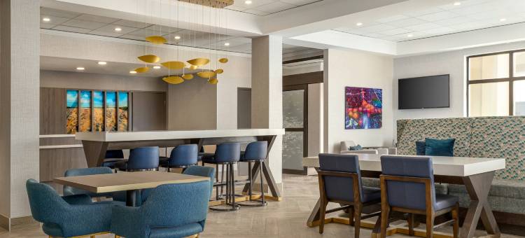 纳帕尼希尔顿欢朋酒店(Hampton Inn by Hilton Napanee)图片