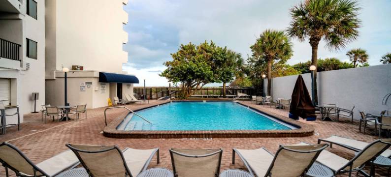 可可比奇海滩海滨拉昆塔温德姆套房酒店(La Quinta Inn & Suites by Wyndham Cocoa Beach Oceanfront)图片