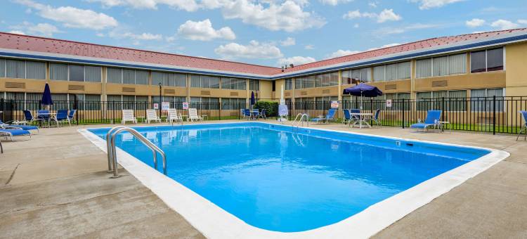 崔德尔菲亚威灵伊康套房旅馆(Econo Lodge Inn & Suites Triadelphia - Wheeling)图片