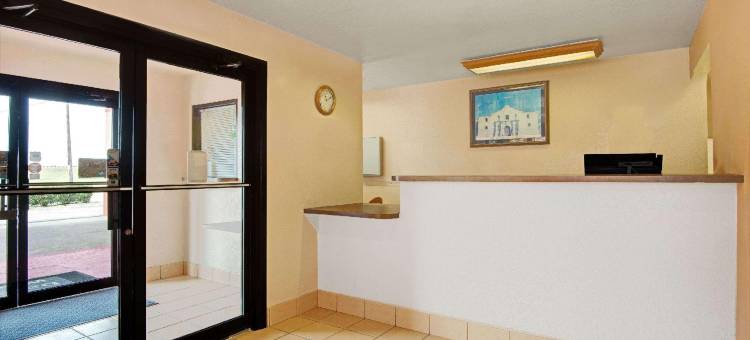 布劳尼希湖戴斯套房酒店(Days Inn & Suites by Wyndham Braunig Lake)图片