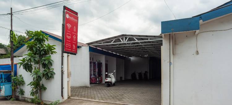 红多兹伊斯兰酒店-近贾蒂瓦纳收费站(RedDoorz Syariah Plus Near Jatiwarna Toll Gate)图片