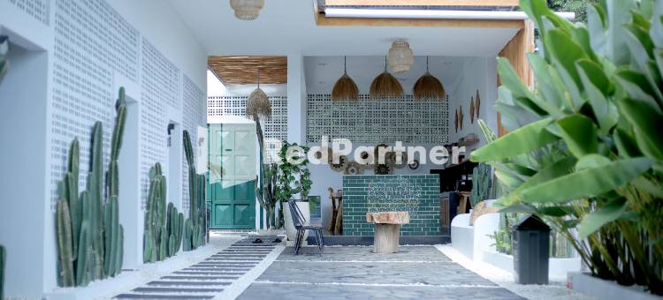 Pringgading Surf Camp Mitra RedDoorz图片