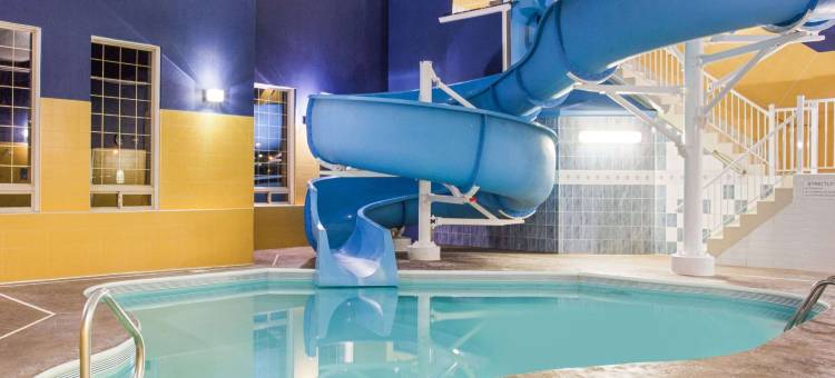 红鹿华美达套房酒店(Ramada by Wyndham Red Deer Hotel and Suites)图片