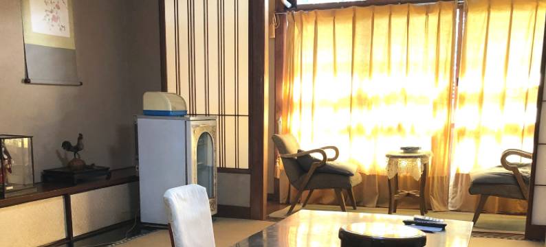 绿树环绕的疗养温泉泉屋旅馆(Izuya Ryokan)图片