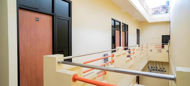 红门酒店 - 靠近红桥广场(RedDoorz Syariah Near Jembatan Merah Plaza)图片