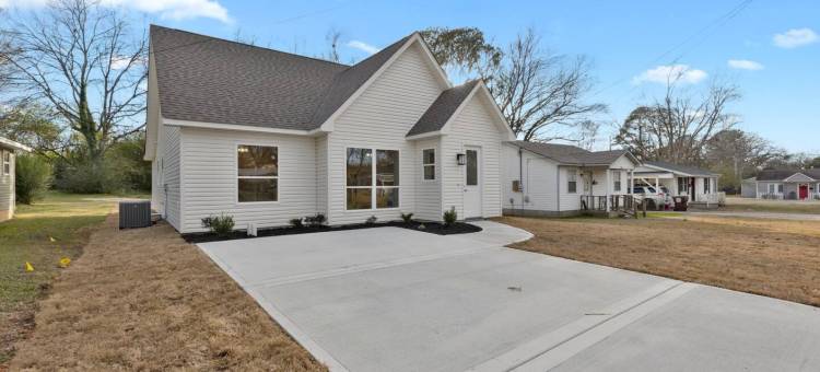 Stainless Appliances and Fenced Yard with Fire Pit - Elegant Modern Haven图片