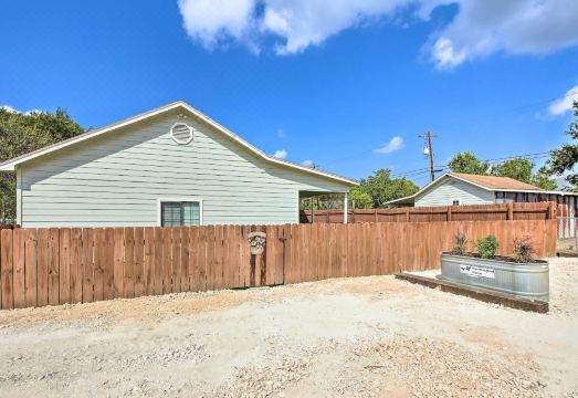 Cozy Canyon Lake Cottage 1 Mi to Guadalupe River!Hotel Overview