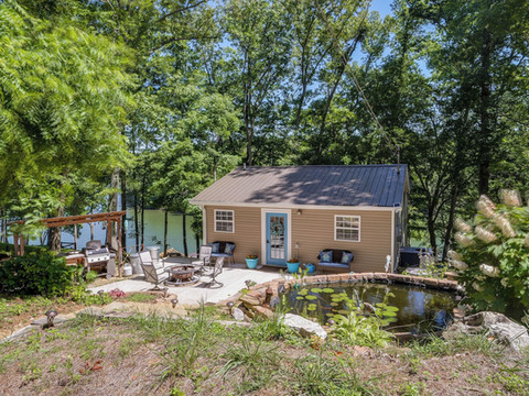 靠近岩石岛州立公园的河畔小屋