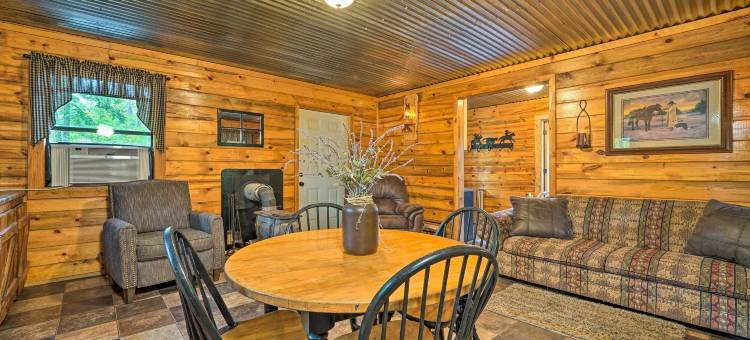 赖特城小木屋，带火坑+森林景观！(Wright City Cabin w/ Fire Pit + Forest Views!)图片