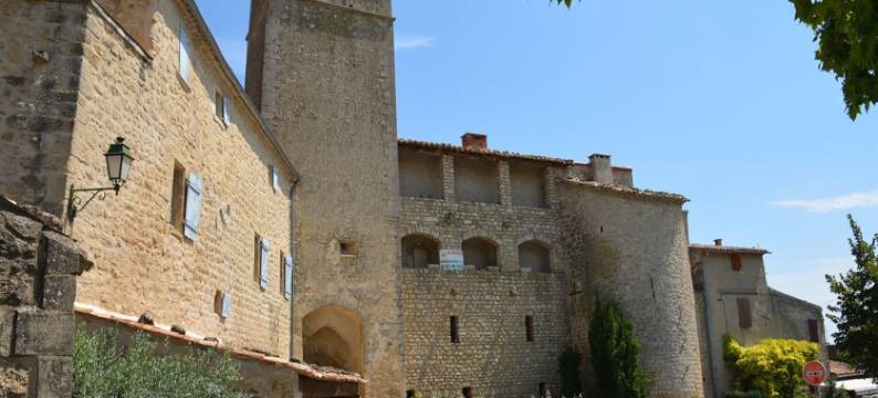 Authentic sheepfold close to a charming village.图片