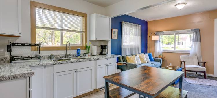 舒适的家带后院～距市中心萨吉诺三英里！(Cozy Home w/ Backyard ~ 3 Mi to Downtown Saginaw!)图片