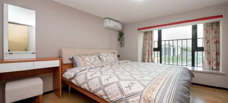 长隆地铁口保利大都汇三居复式公寓(汉兴一街1号分店)图片