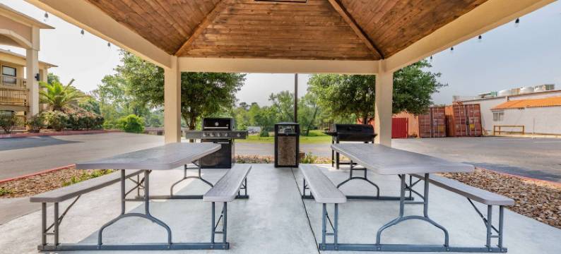 亨茨维尔戴斯套房酒店(Days Inn & Suites by Wyndham Huntsville)图片