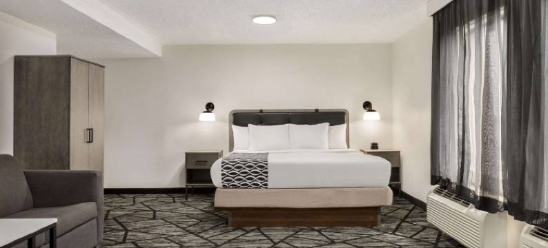 克利夫兰机场西拉昆塔温德姆套房酒店(La Quinta Inn & Suites by Wyndham Cleveland Airport West)图片